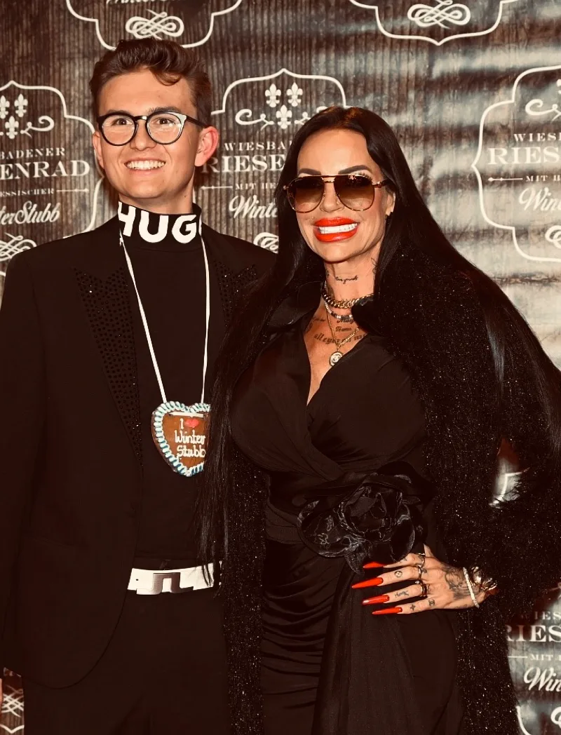 Luis Tillman mit Gina-Lisa Lohfink vor der Fotowand des Wiesbadener Riesenrads bei der WinterStubb